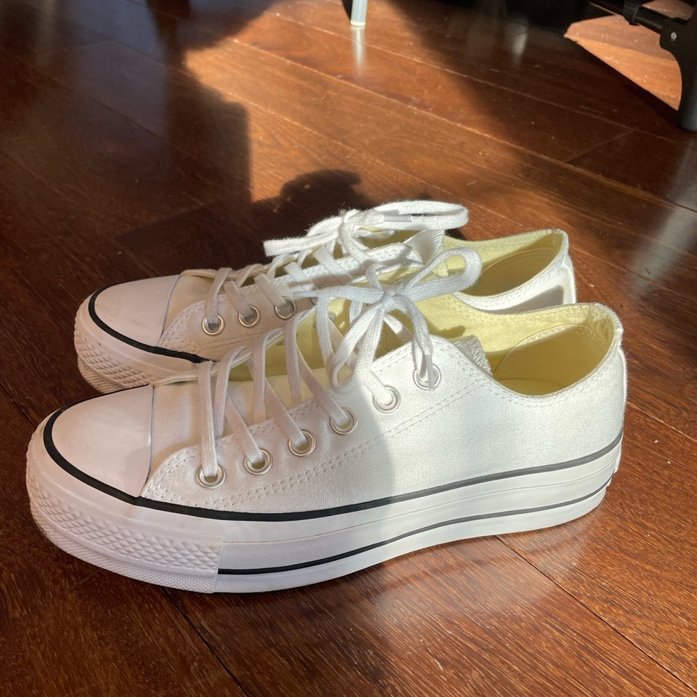 White platform converse like new size 7 perfectly white
